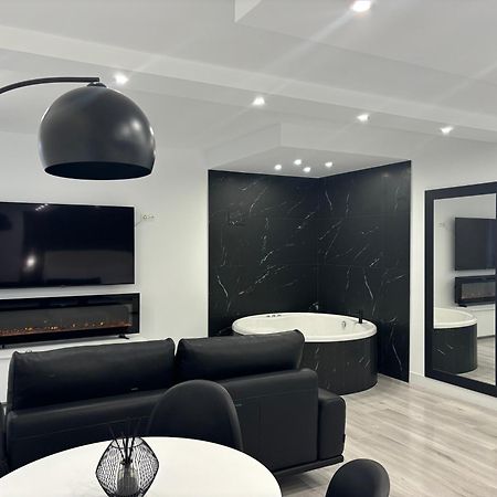 Black And White Suite Cervantes Кастро-Урдиалес Экстерьер фото
