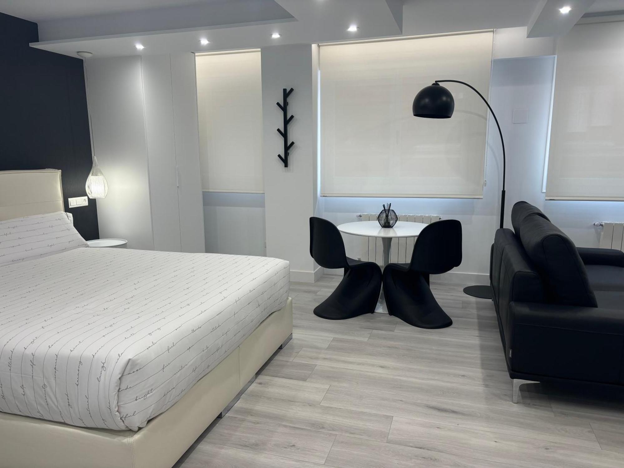 Black And White Suite Cervantes Кастро-Урдиалес Экстерьер фото