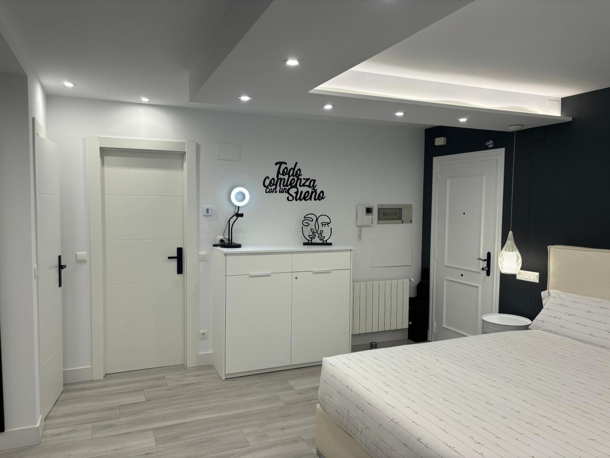 Black And White Suite Cervantes Кастро-Урдиалес Экстерьер фото