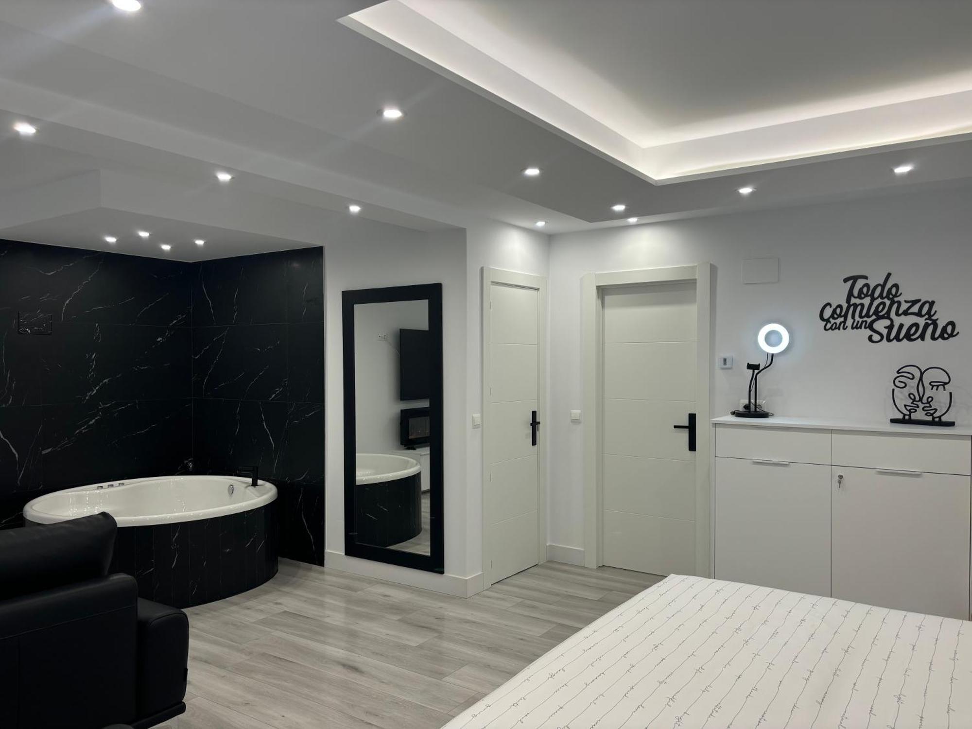 Black And White Suite Cervantes Кастро-Урдиалес Экстерьер фото