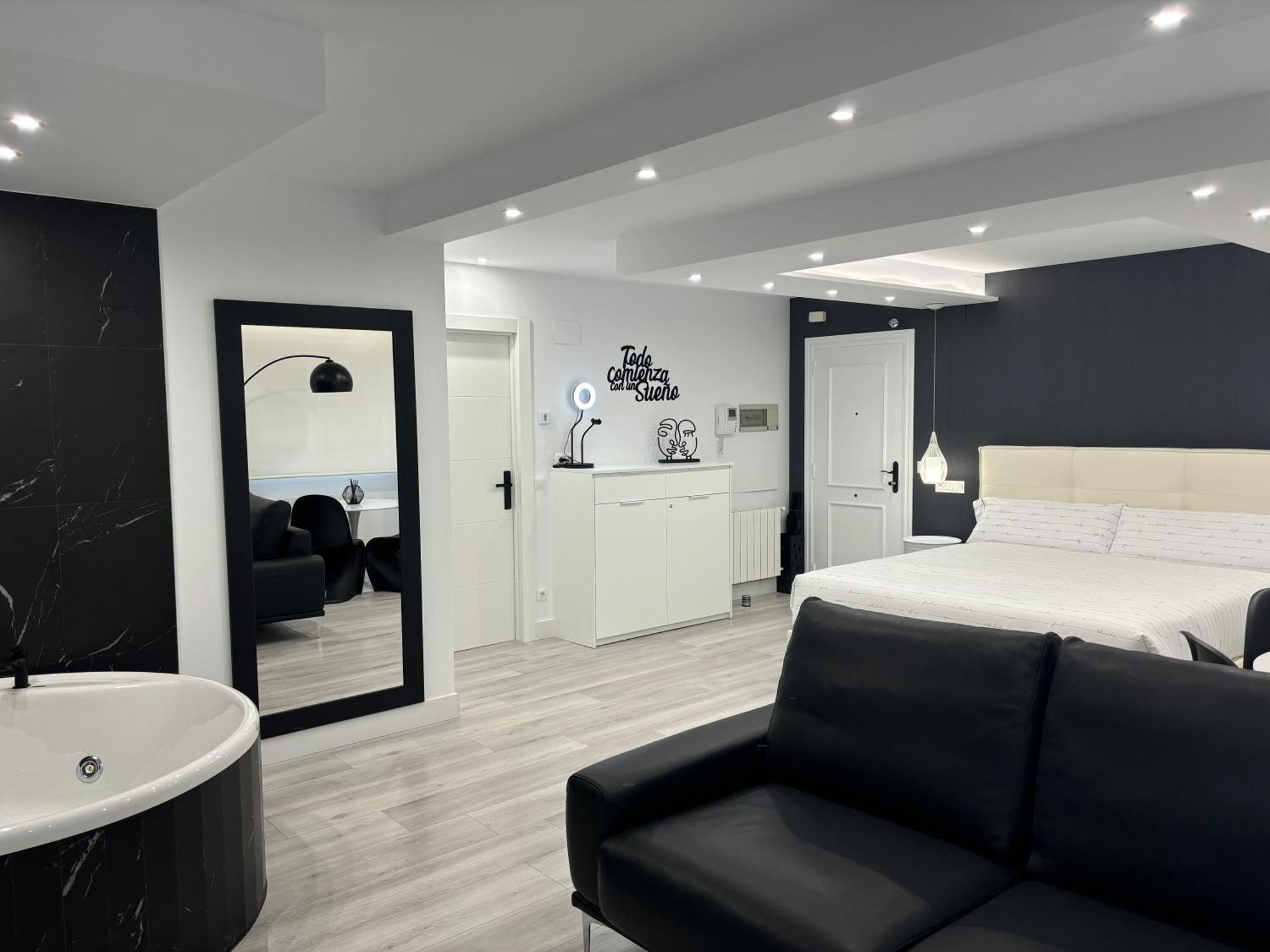 Black And White Suite Cervantes Кастро-Урдиалес Экстерьер фото