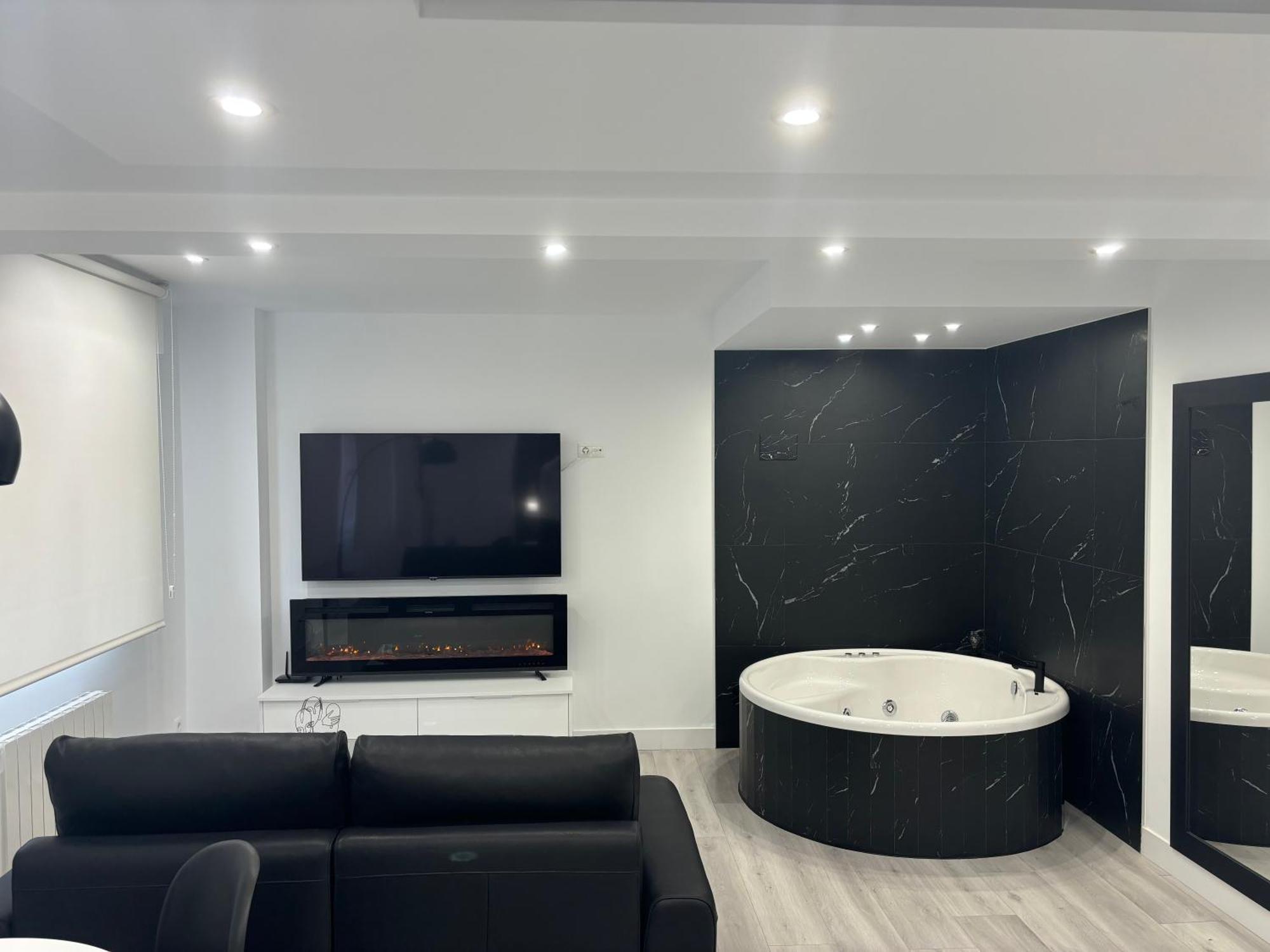 Black And White Suite Cervantes Кастро-Урдиалес Экстерьер фото